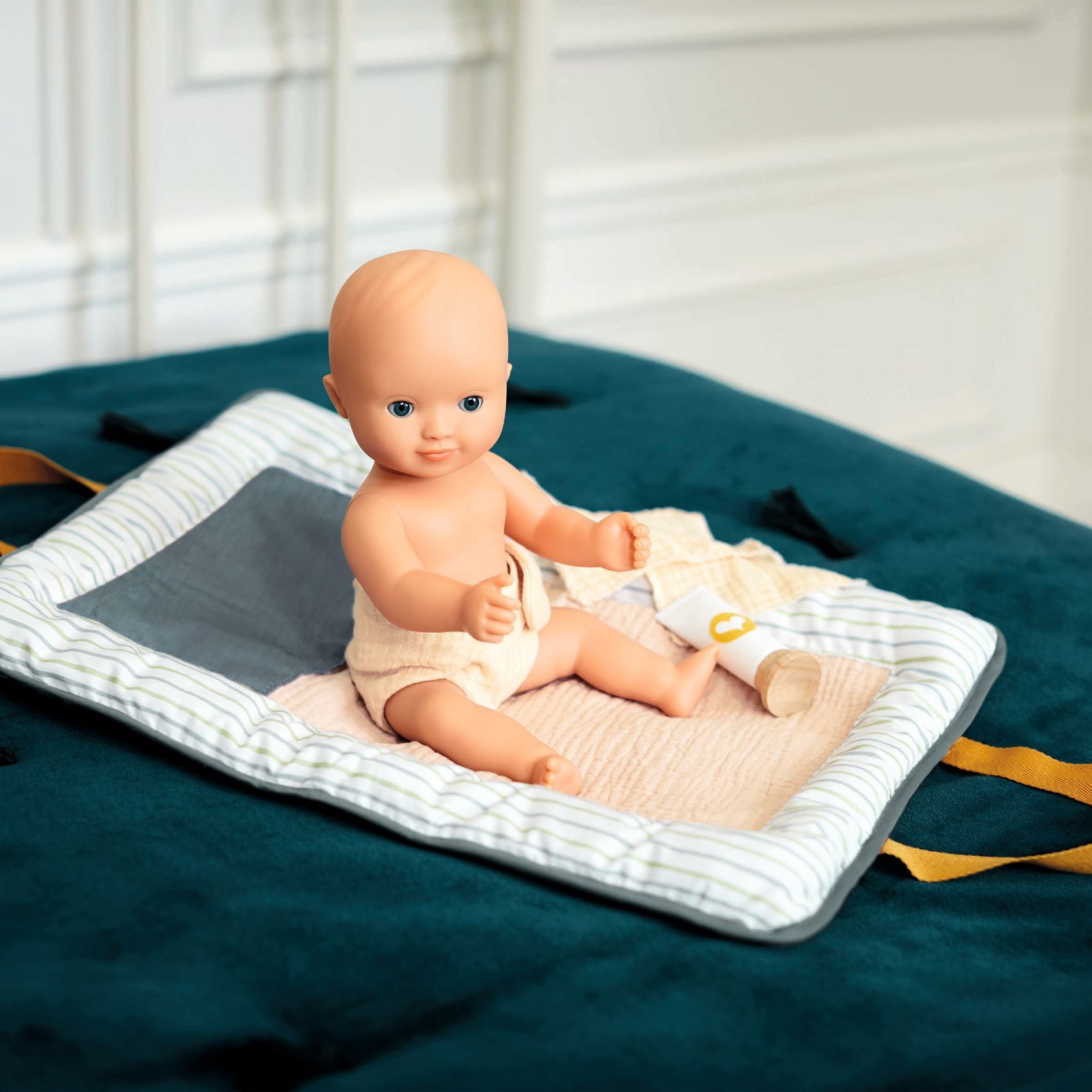 3070900078826-poupee-baby-prune-djeco--bebe-baigneur-32-cm-des-18-mois