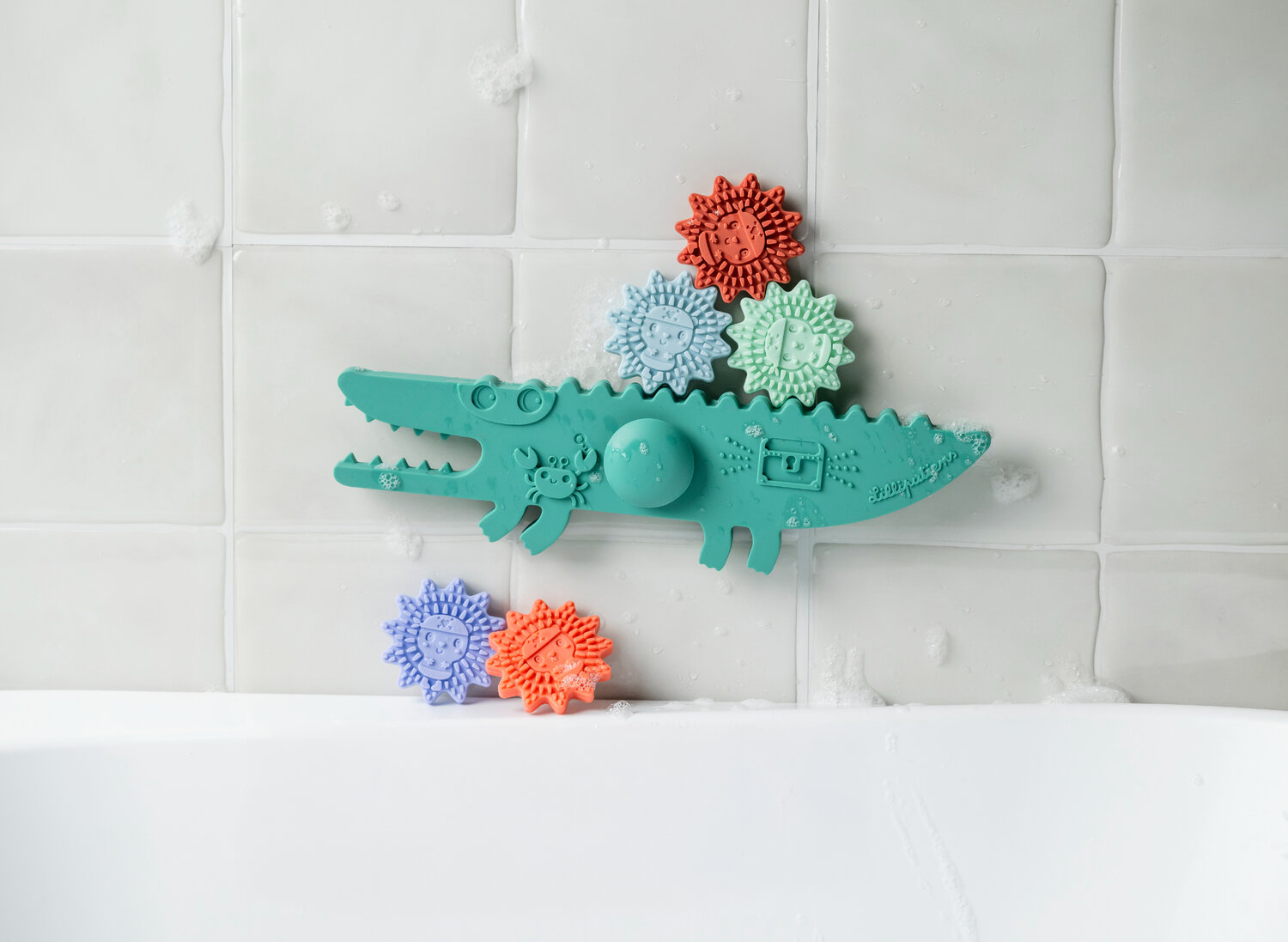 5414834837148-lilliputiens--panneau-de-bain-balancier-crocodile-en-silicone
