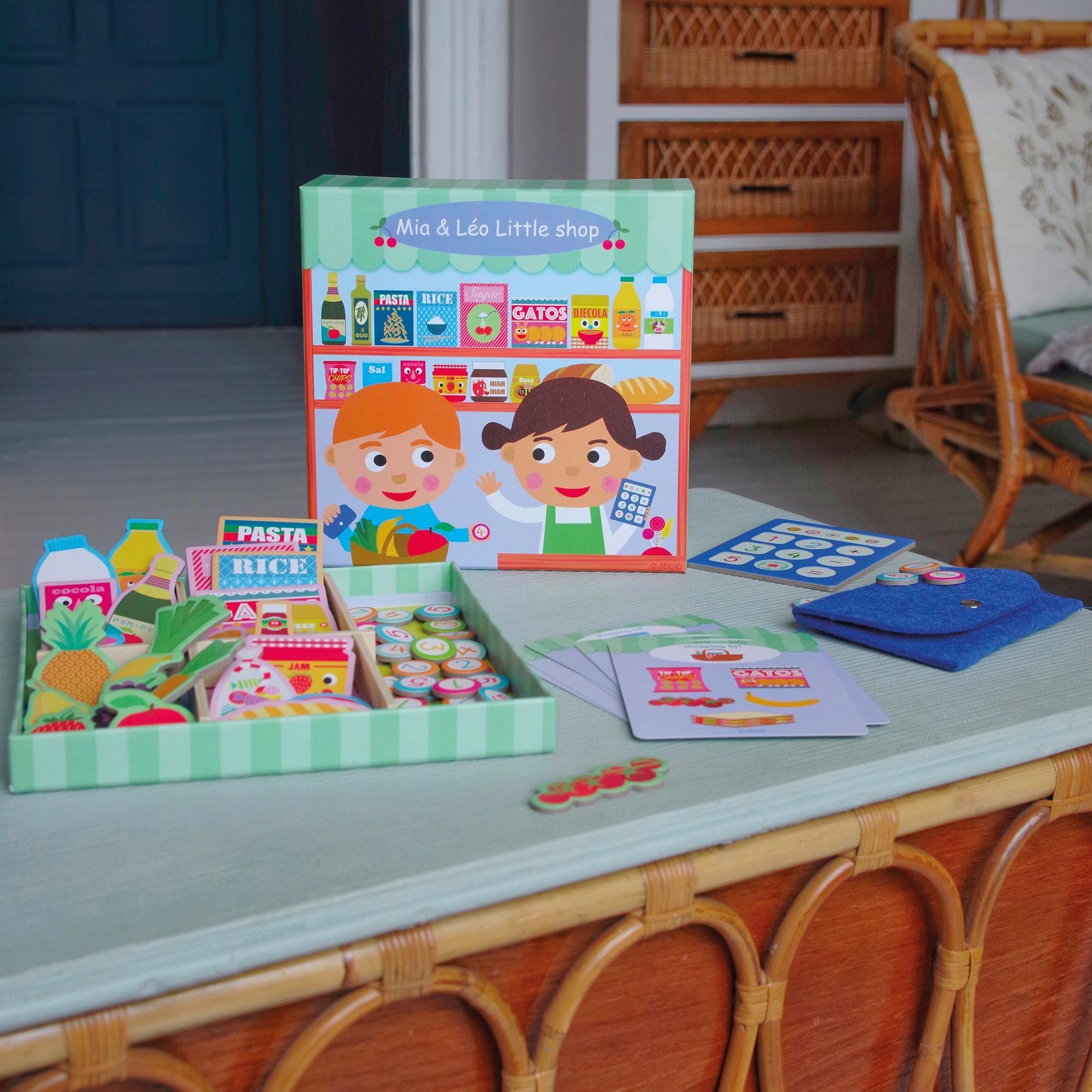 3070900055094-mia--leo-little-shop-djeco--jeu-de-marchand-complet-des-3-ans